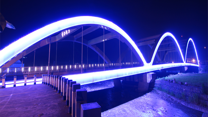 甲仙大橋以紫色象徵甲仙為芋頭之鄉，在夜間可變換廿餘種顏色的LED燈光秀。（圖∕劉嘉達 攝）
