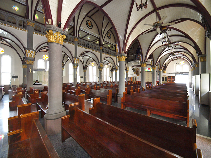 玫瑰聖母堂內部採用圓拱型突出線條裝飾。（圖∕張簡英豪 攝）