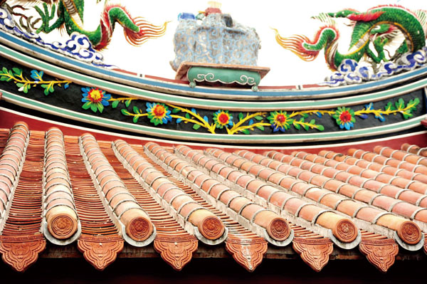 旗山天后宮使用三和的紅瓦　Cishan Tianhou Temple in Cishan using read roof-tile from San-he