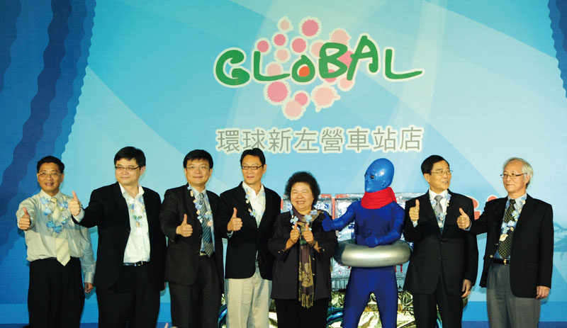 陳菊市長(右三)出席環球購物中心開幕 Mayor Chen (third right) attending Global Mall opening ceremony