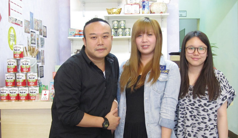 鄧子聰與太太王唯馨(中間)和員工Chelsea(右) Allan Tang and his wife, Wang Wei-sin (center) with restaurant employee Chelsea