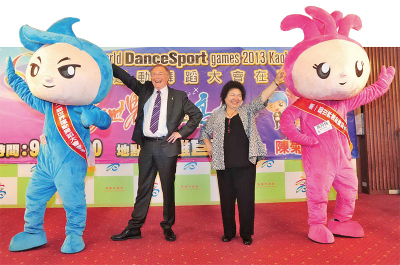 市長陳菊與世界運動舞蹈總會主席Carlos Freitag共同宣佈「高丹絲」與「司坡雄」擔任宣傳大使。Mayor Chen Chu and WDSF Chairman Carlos Freitag introducing event mascots Dance Kao and Sport Hsiung