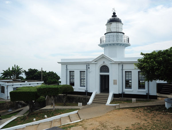 「旗後燈塔」為三級古蹟，是磚造八角形巴洛克式的白色建築。Historical Cihou Light House in baroque-style
