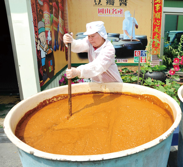 攪醬是考驗體力與耐力的工作 Stirring bean paste is physically demanding work.