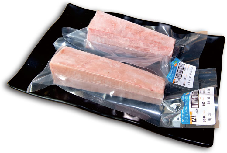 魚磚是熱賣的伴手禮。Fish blocks are popular take-home gifts.