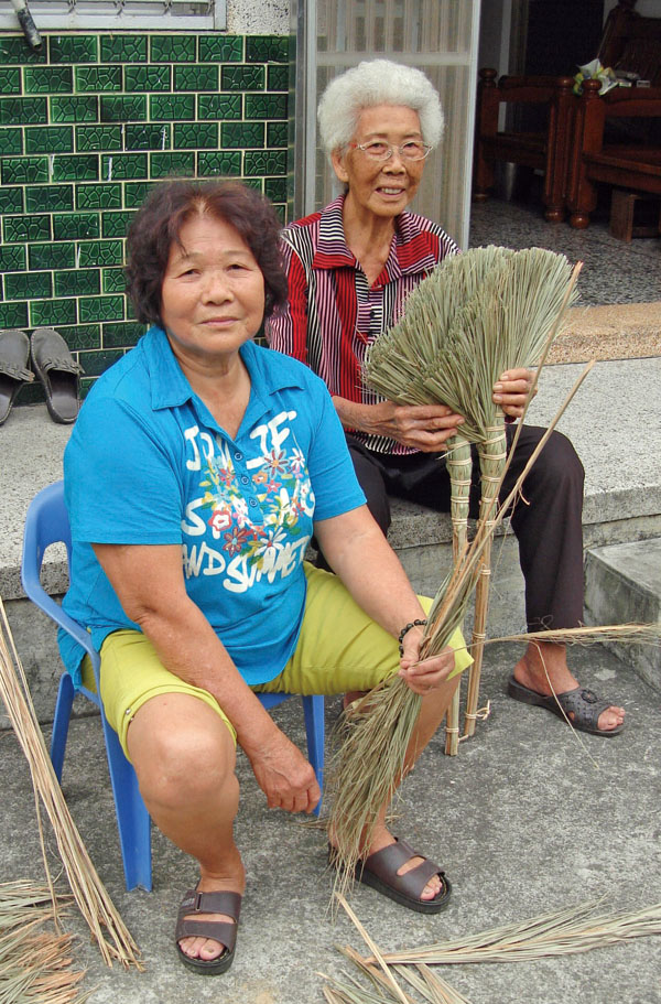 林內社區少數從業中的槺榔帚達人劉秀蓮(左)，與已退休的劉宿(右)，對槺榔帚的意涵與製作細節瞭若指掌。Phoenix palm broom artisans, Ms. Liu Siou-lian (left) and Ms. Liu Su (right).
