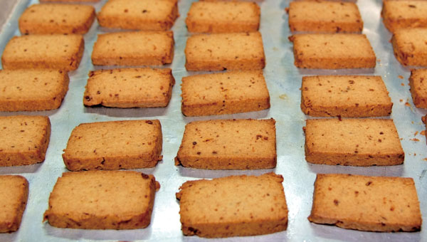 剛出爐的虱目魚餅乾 Baked milkfish shortbread cookies just out of the oven