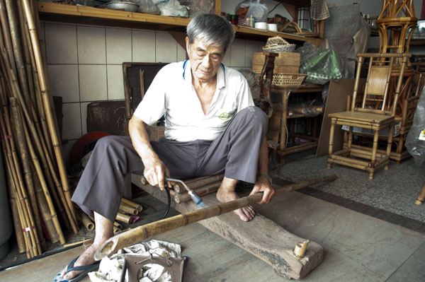「竹籐屋」老闆蘇憲祥致力傳承傳統竹編技藝。（圖∕劉采涵 攝）