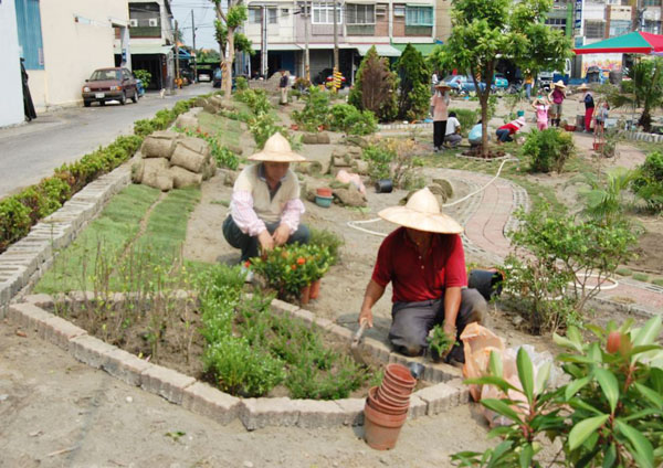 志工群熱心地整理花圃。（圖∕東林社區 提供）
