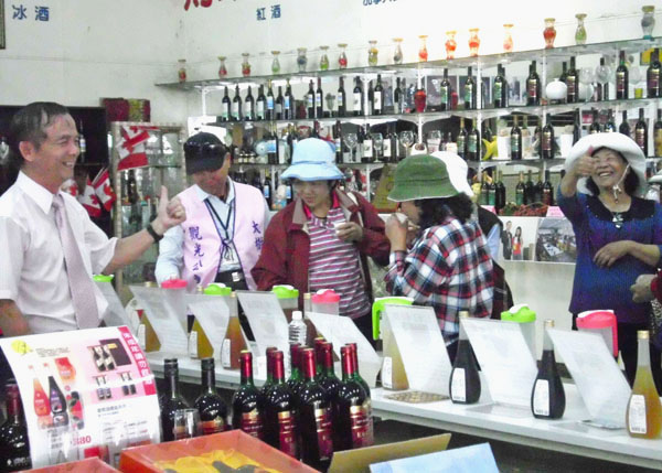 竹寮山觀光酒廠羅列各式美酒、水果醋供遊客試飲。（圖∕劉采涵 攝）