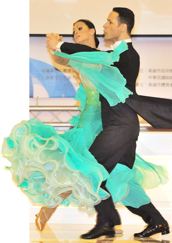 Annette Sudol & Simone Segator的優雅舞姿，展現標準舞世界第一的實力。（圖∕鮑忠暉 攝）