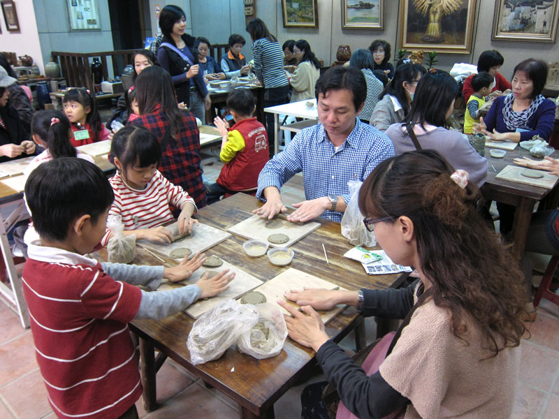 采青窯設立陶藝教室，讓大小朋友體會製陶樂趣。（圖∕采青窯 提供）