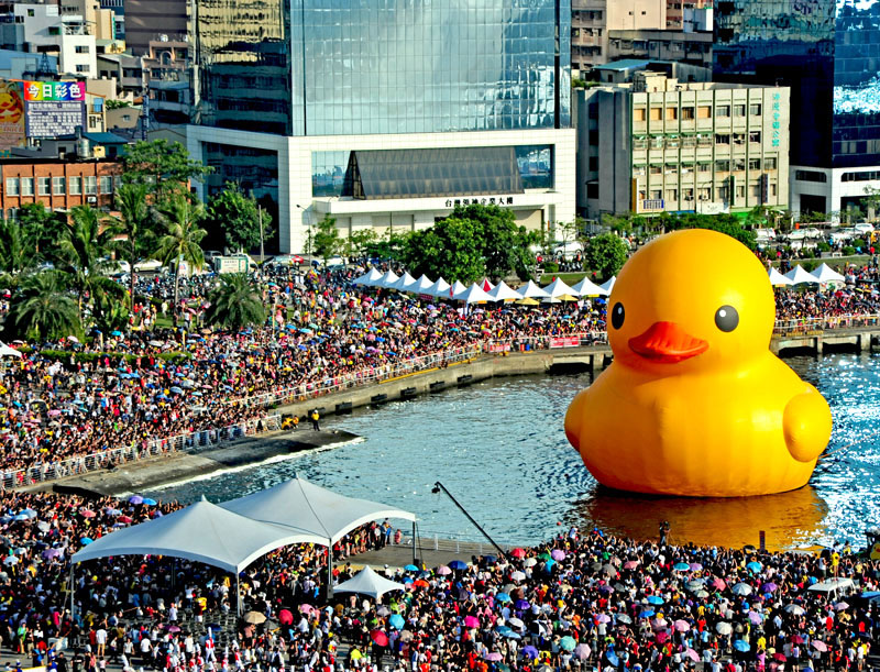 黃色小鴨首日在高雄光榮碼頭登場吸引超過20萬民眾爭睹。（圖∕鮑忠暉  攝）