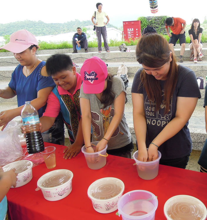 高雄市政府農業局舉辦的「高雄好食遊」讓遊客體驗洗愛玉的活動。（圖∕高雄市政府農業局　提供）