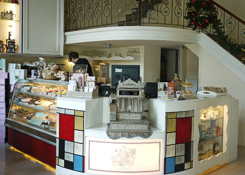 T&C英式餐廳一樓櫃檯陳列的骨董收銀機與繽紛糕點吸引顧客視線。（圖∕李昀諭 攝）