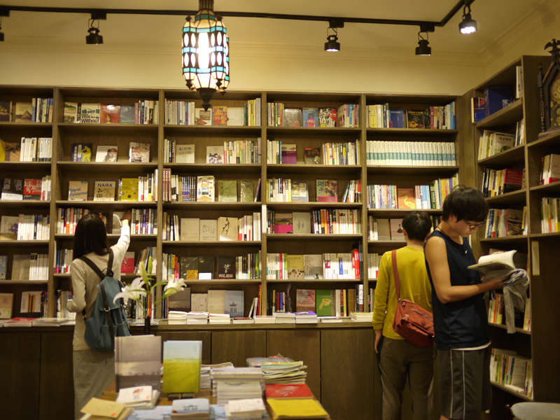 正港獨立書店三餘書店開幕，陳設許多受公民團體推薦的書籍。(圖/李昀諭　攝)