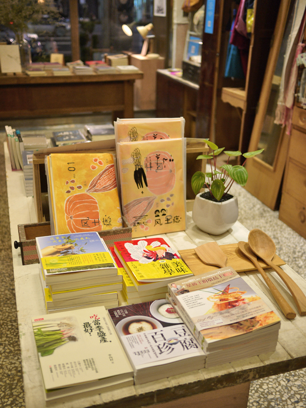 在三餘書店可買到許多其他書店難尋的在地社團出版品。(圖/李昀諭 攝)