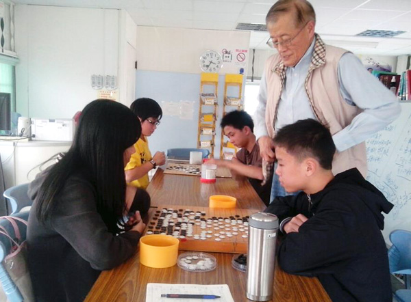 退休大學教授教導社區小朋友圍棋，提升小朋友的專注力。（圖∕保社社區發展協會　提供）