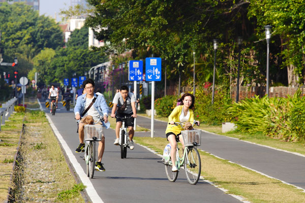 高雄市擁有完善的自行車道系統，被CNN評選為亞洲五大單車城市之一。（圖∕張簡英豪 攝）