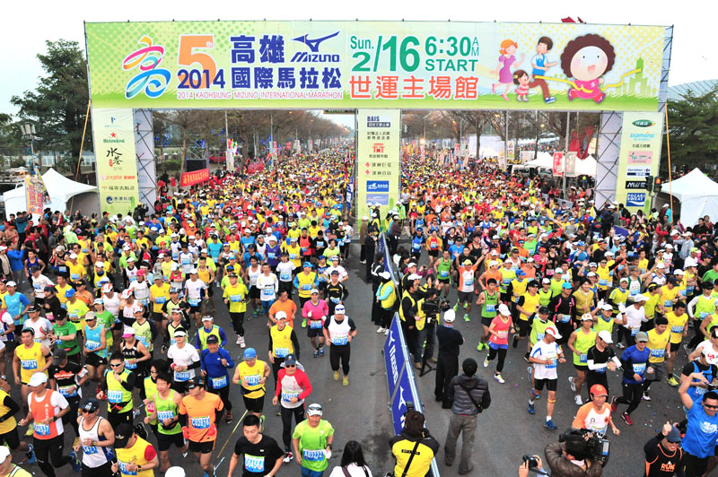 2014高雄國際馬拉松賽吸引超過3萬5千名跑友參與。（圖∕鮑忠暉 攝）