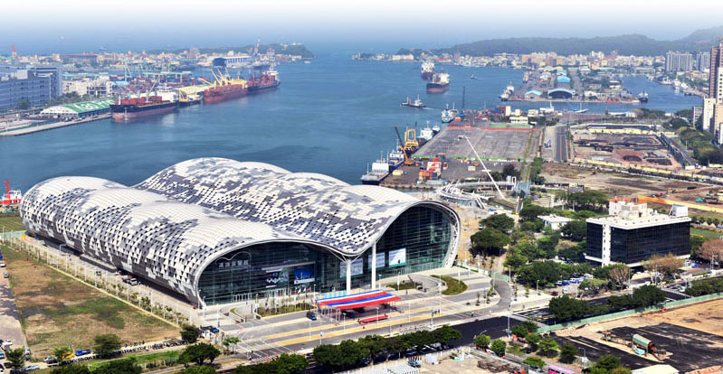 高雄展覽館是亞洲新灣區首座完成的指標性建築。（圖∕鮑忠暉 攝）