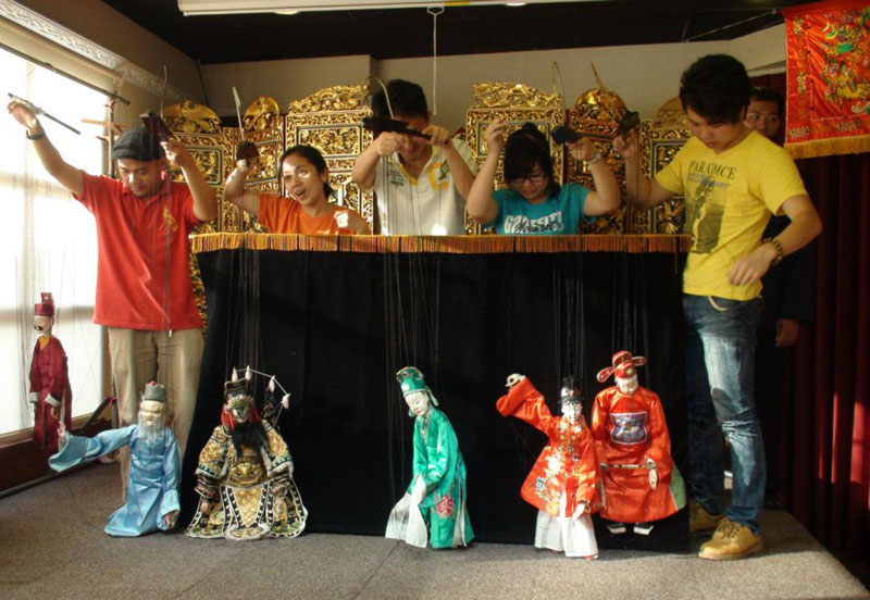 在錦飛鳳文化藝術館內民眾可體驗操控傀儡戲偶。（圖∕錦飛鳳傀儡戲劇團 提供）