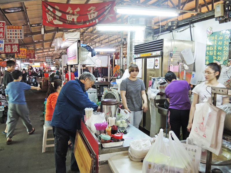 鳳山共同市場裡有各種外省籍台式小吃。（圖∕徐世雄 攝）