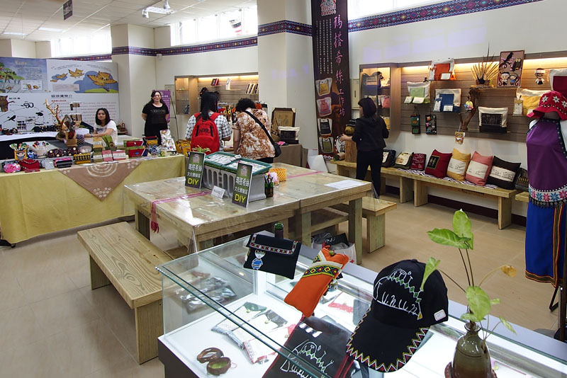 大愛原民文化公園的產業推廣中心可一次採購多種原民工藝商品。（圖∕張簡英豪 攝）
