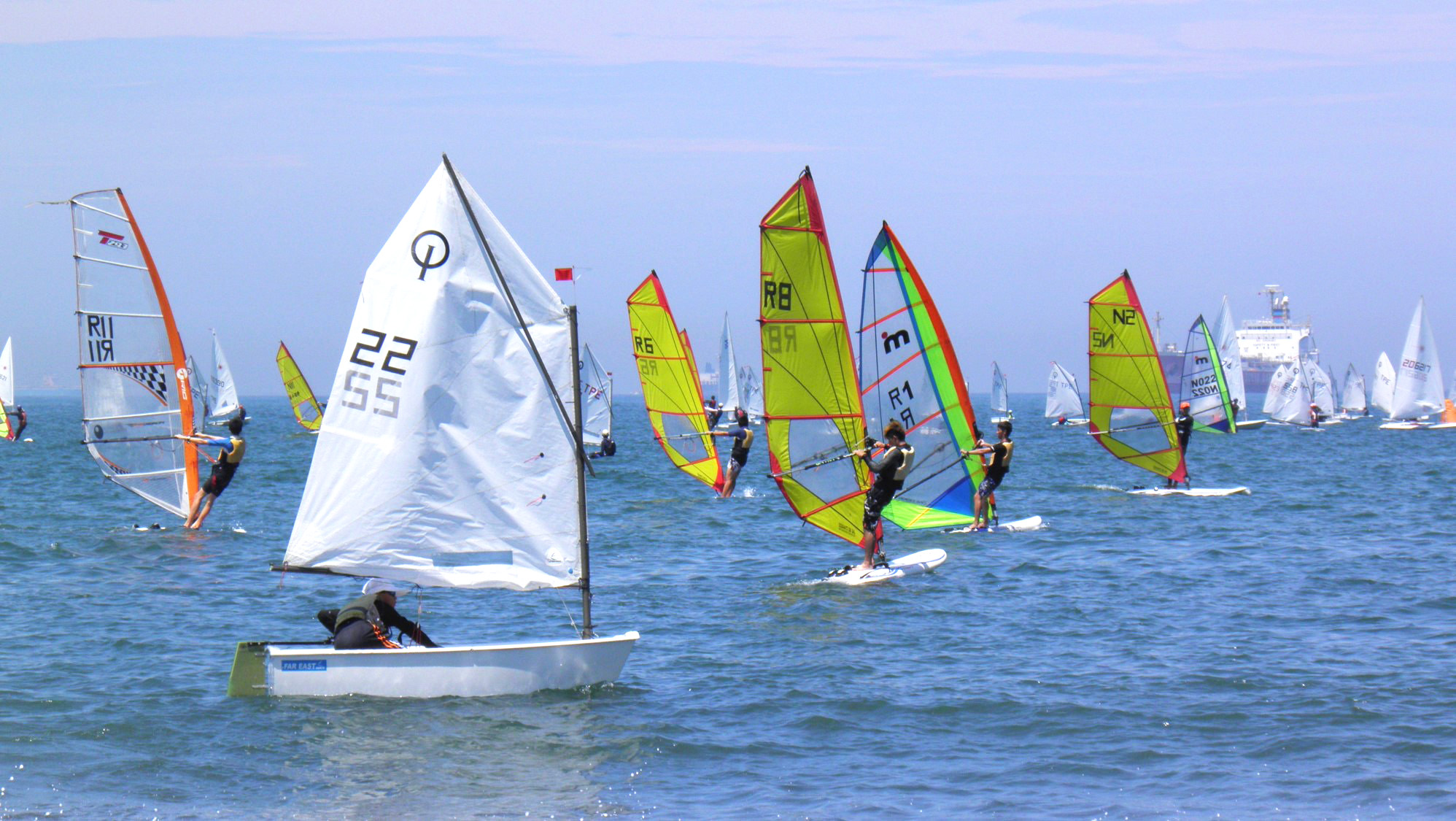 103年全國帆船錦標賽各式帆船在高雄西子灣海域競技。（圖∕高雄市政府海洋局  提供）