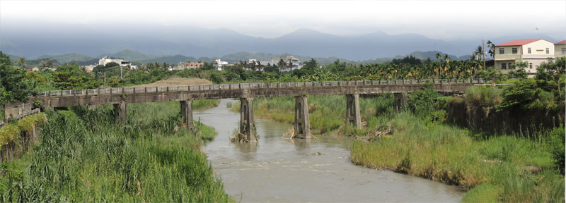 近百年的美濃水橋仍肩負農田灌溉的重責。（圖∕徐世雄 攝）