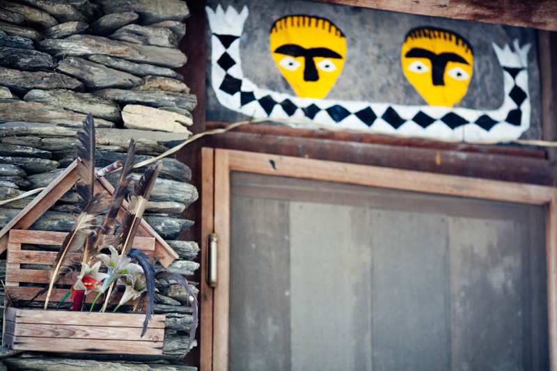 茂林區的魯凱族居所裝飾著百步蛇圖騰。（圖∕李士豪 攝）