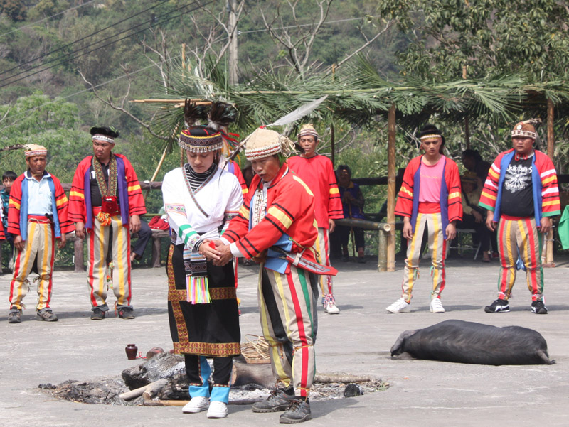 貝神祭中拉阿魯哇族的公主與頭目拋撒貝殼將祝福帶給族人。（圖∕拉阿魯哇文化協進會 提供）