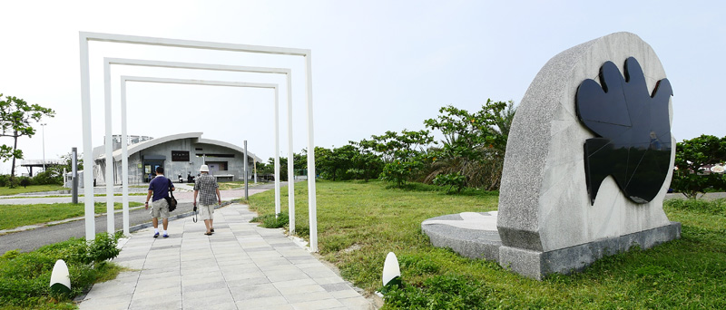 戰爭與和平紀念公園位於旗津海岸小丘上，入口有座祈求和平的雕塑。（圖∕張簡英豪 攝）