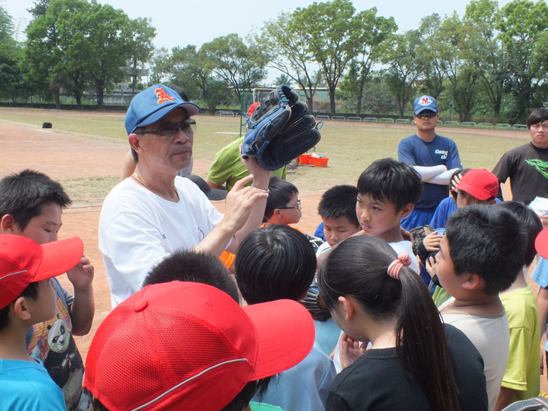 徐生明雖身為職棒總教練仍數度回鄉教小朋友練球。（圖∕古錦松 提供）