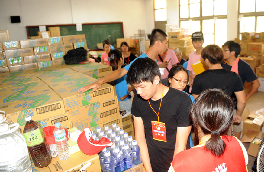青年志工在物資中心忙進忙出。（圖∕張忠義 攝）