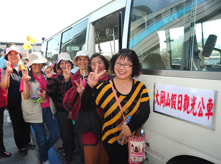市府增闢大岡山假日觀光公車，讓旅遊北高雄景點更加方便。（圖∕鮑忠暉 攝）