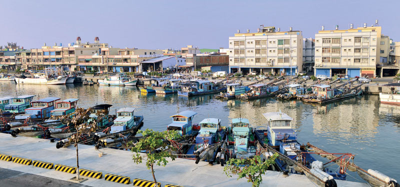 漁船停泊在中芸漁港 Fishing boats docked in Jhongyun Fishing Port.