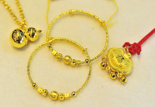 美珍銀樓提供一應俱全的金飾品 Mychen Jewelry offers a wide array of products.