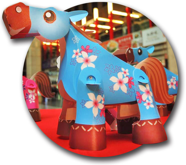 今年高雄燈會的小提燈「樂活馬」，以客家花布與桐花為設計題材，充滿復古童趣。（圖∕高雄市政府觀光局　提供）