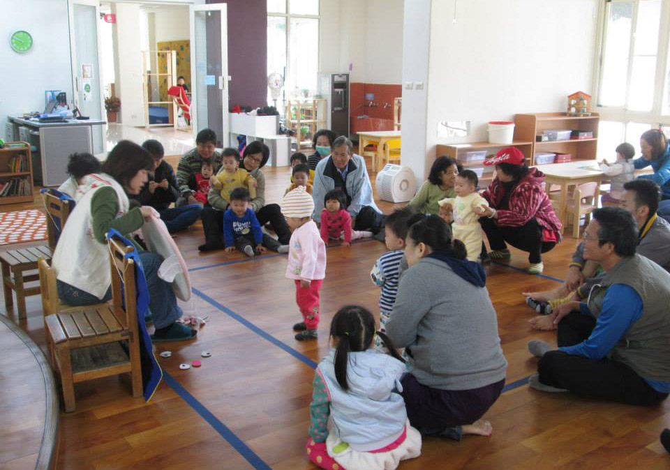 育兒資源中心針對不同年齡孩童設計親子課程。（圖∕前鎮愛群社區自治托育資源中心　提供）