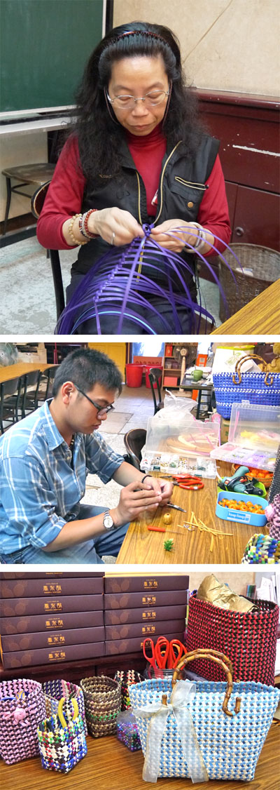傅玉娟教授志工手工編織包編織技巧，成為讀書會特色義賣商品。（圖/李昀諭　攝）