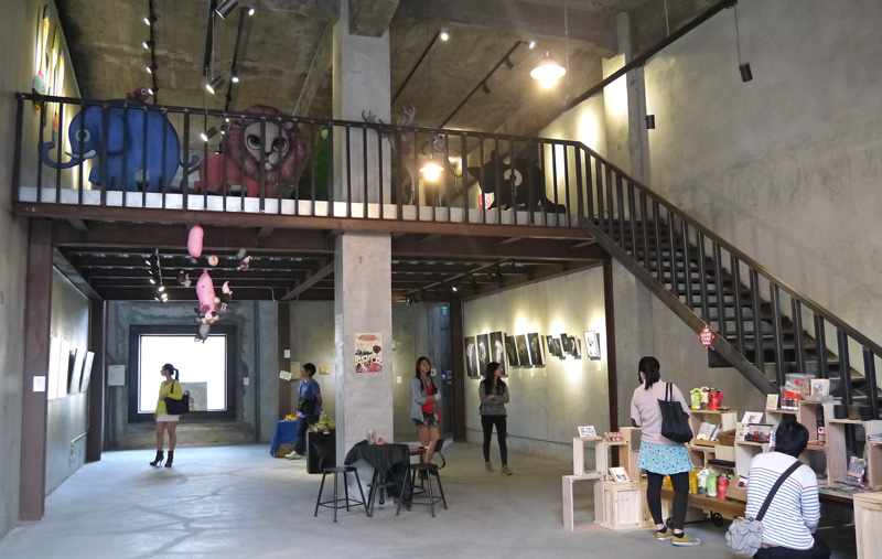「火腿設計師藝廊」為南部極具代表性的藝廊，去年開始進駐駁二藝術特區大義倉庫，更名為「火腿藝廊」。(圖/李昀諭　攝)