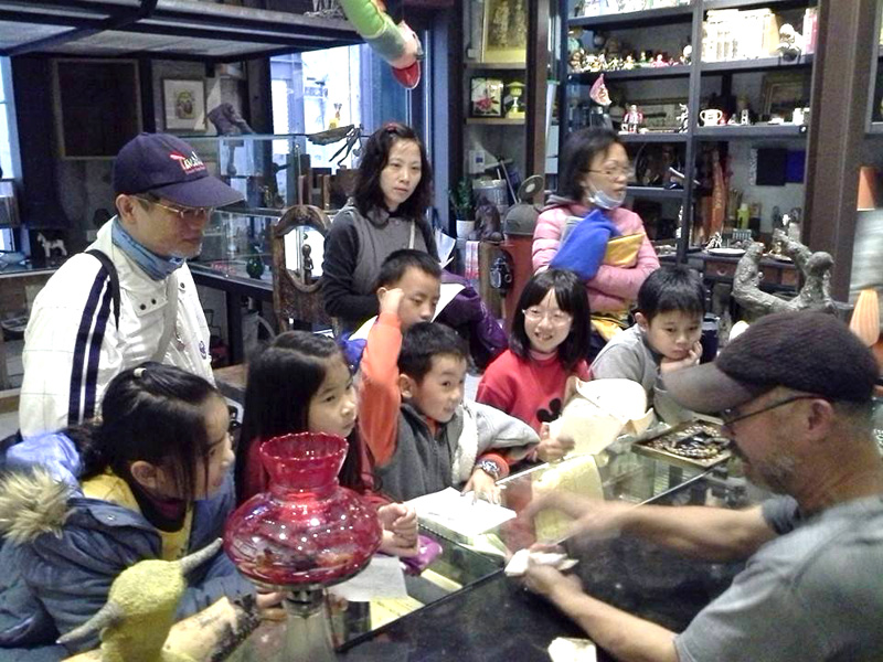 「有酒窩的lulu貓雜貨鋪」為小朋友開設研習課程，導覽收藏品背後的故事。(圖/有酒窩的lulu貓雜貨鋪　提供)