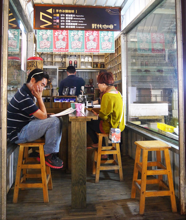 魚市裡的野棧咖啡風格獨特，可在魚販與顧客的往來吆喝聲中享用咖啡。(圖/ 李昀諭　攝)