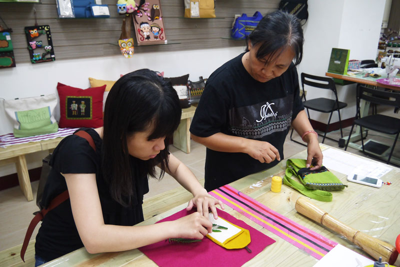 大愛原民文化公園產業推展中心提供多種原民文化DIY課程，讓遊客體驗。(圖/ 江小姐　攝)