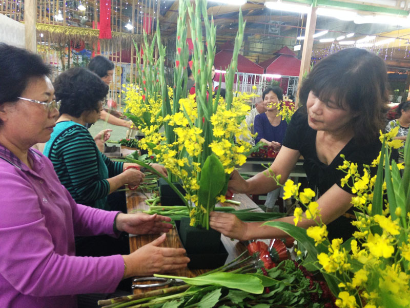 築夢市集提供多元體驗課程，盆栽花藝製作便十分受歡迎。（圖 /高雄市政府農業局　提供）