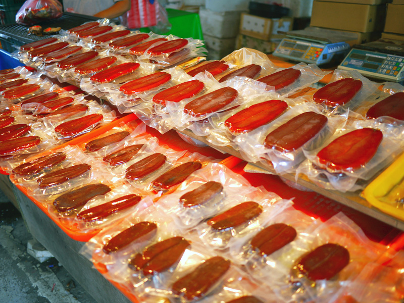 興達港觀光魚市場的海鮮特產品質良好、價格公道。(圖/李昀諭　攝)