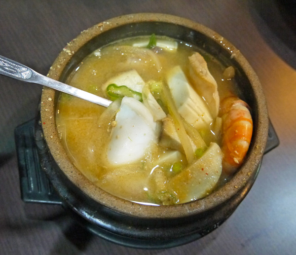 老韓家的湯鍋料理值得一嚐，辣魚湯、味噌海鮮湯等都是招牌菜色。（圖∕ 李昀諭　攝）