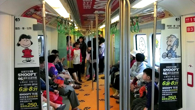 高雄捷運公司推出史努比主題彩繪列車，給予乘客新奇驚喜的獨特體驗。（圖∕走進花生漫畫: Snoopy 65週年巡迴特展　提供）