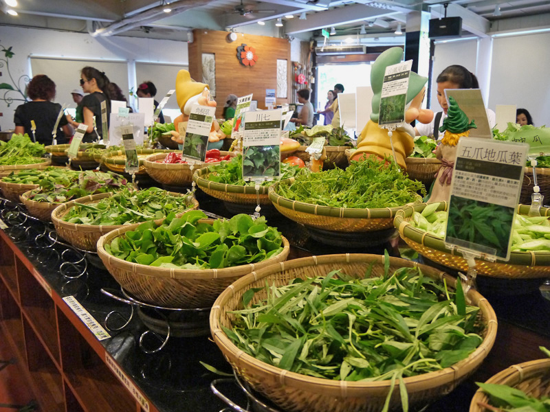 百草饌提供顧客涮食的數十種野菜，皆是在地原生種，未經改良。（圖∕李昀諭　攝）